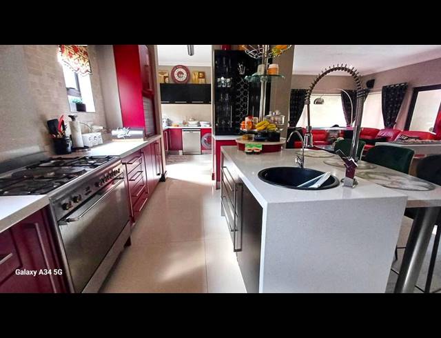 6 BEDROOM HOUSE FOR SALE IN MIDSTREAM ESTATE